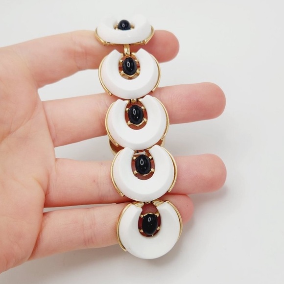 Vintage Crown Trifari Santa Anita White & Black Lucite Link Bracelet & Earrings - Picture 3 of 8
